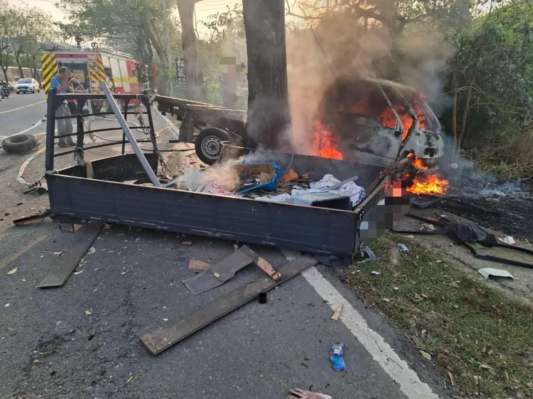 嘉義縣竹崎鄉166縣道4/7發生小貨車自撞起火事故。(圖/警方提供)