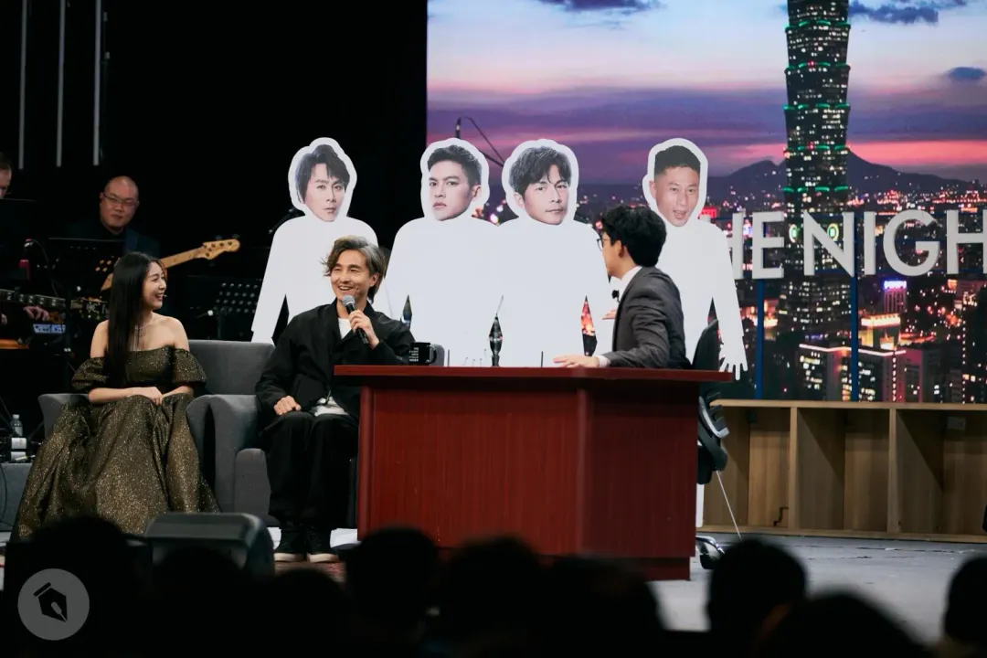 賀瓏幽默送上5566成員的人形立牌「合體」王少偉。（圖／薩泰爾娛樂提供）