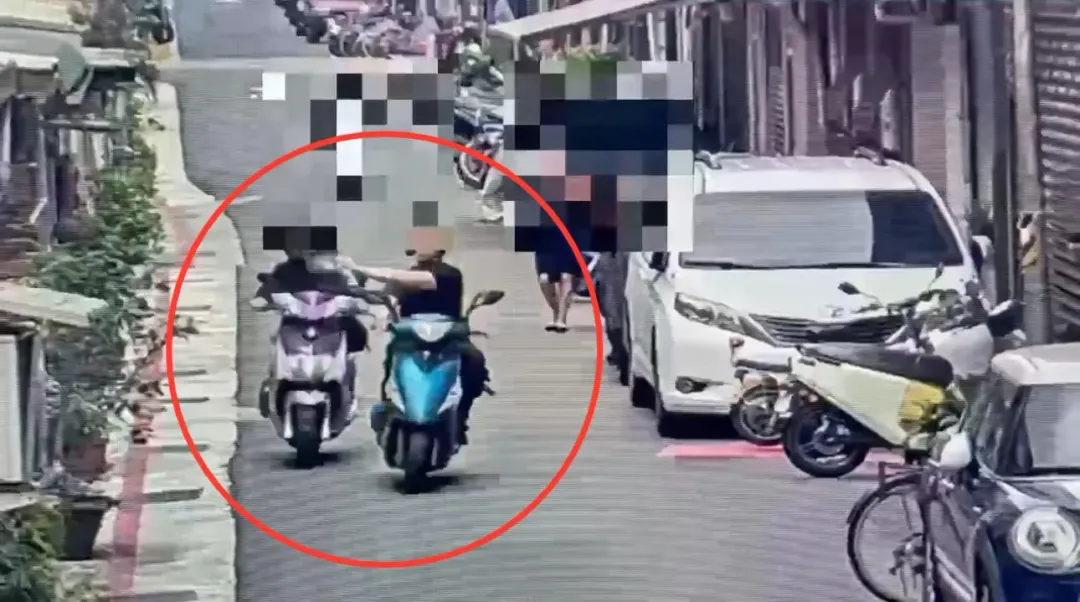 男子惡意逼車噴灑辣椒水過程被監視器拍下。(圖/翻攝畫面)
