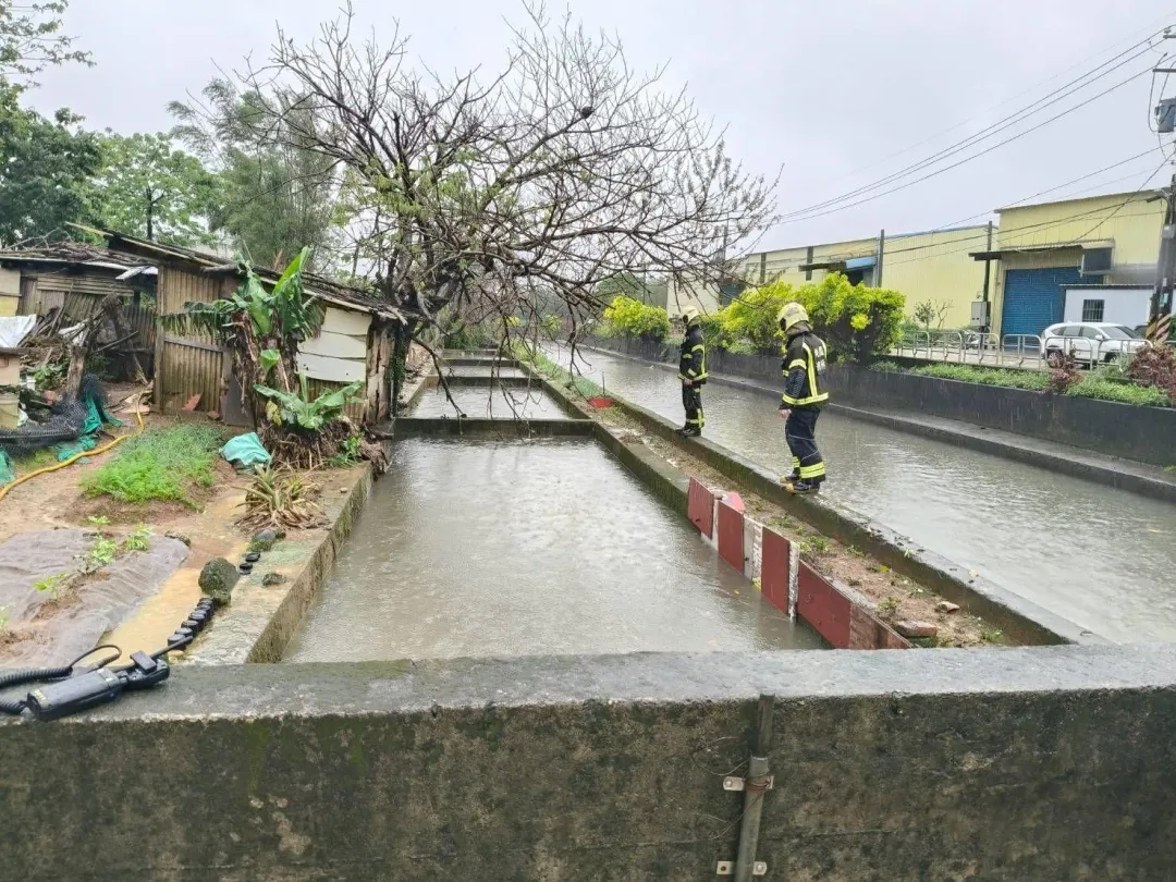鄧姓工人遭水沖走,遺體被打撈上岸。(圖/民眾提供)