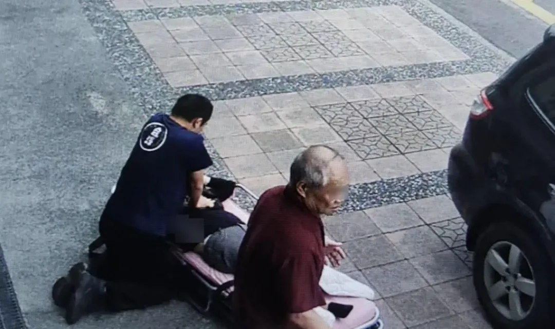 救護人員馬上替婦人CPR急救。（圖／翻攝畫面）