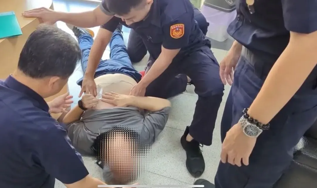 男子身體不適暈倒派出所， 水上警AED自動體外心臟電擊器進行急救電擊搶救 。（圖／水上分局提供）