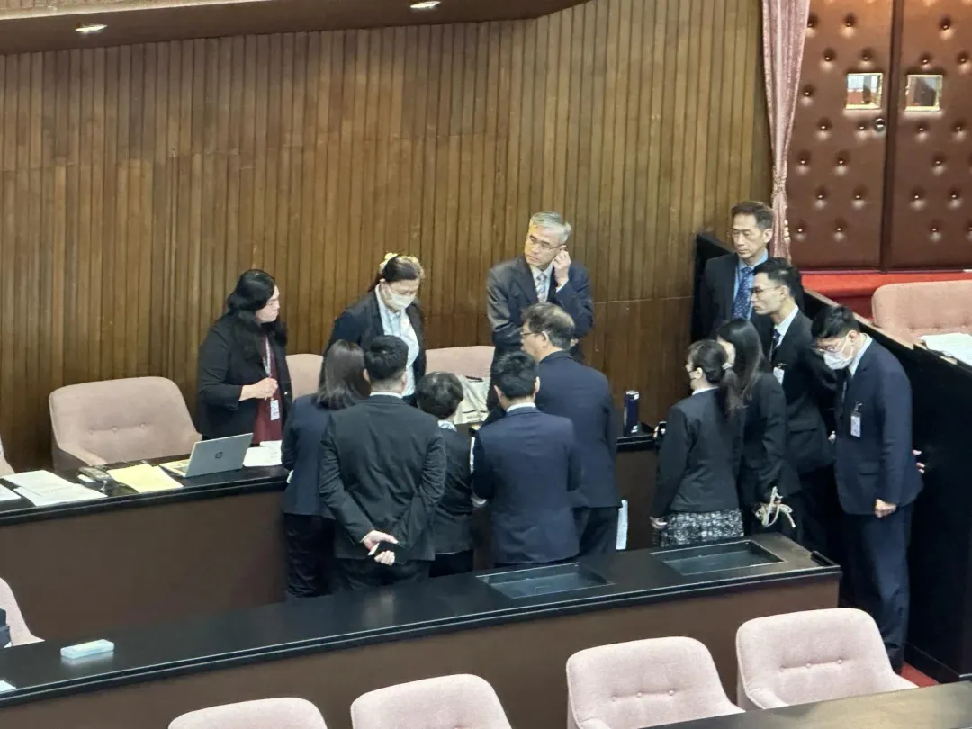 會前,議事人員聚集討論會議對策。(圖/黃詩崴攝)