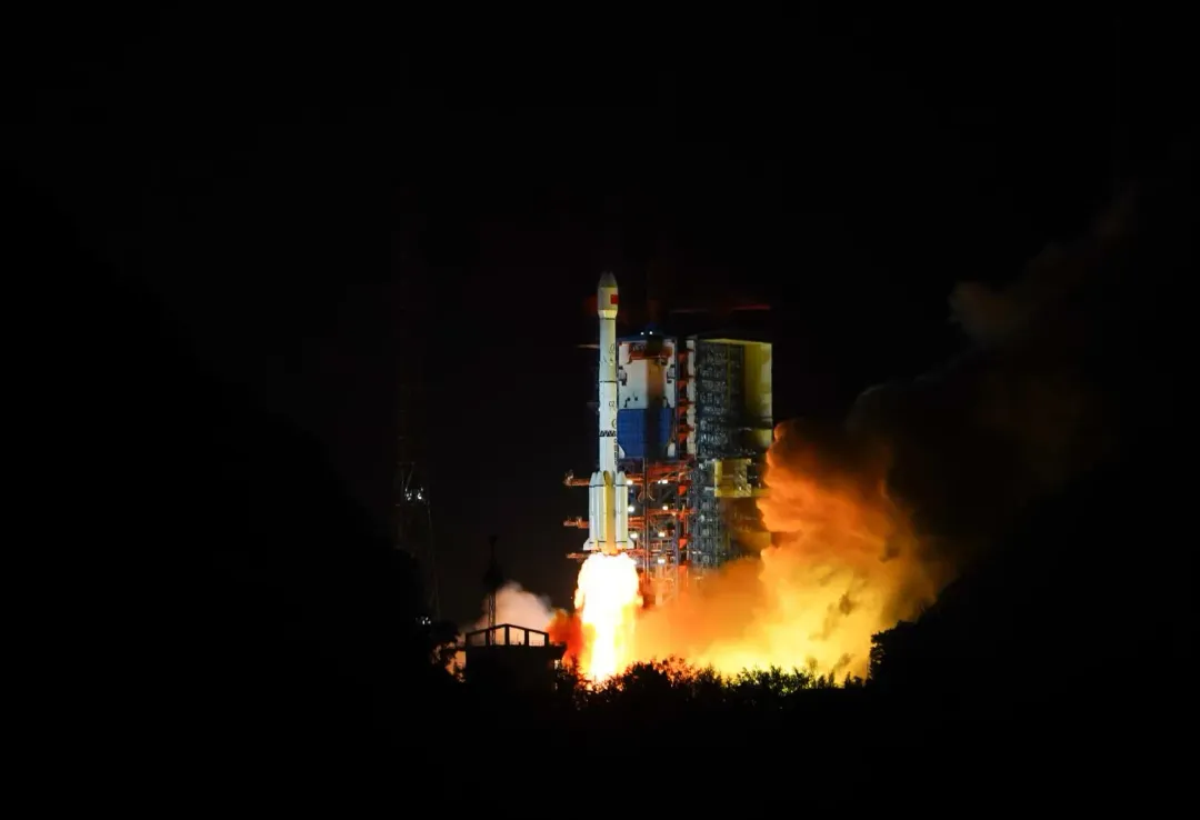 4月11日0點47分，大陸長征三號乙運載火箭在西昌衛星發射中心點火升空。（圖／新華社）