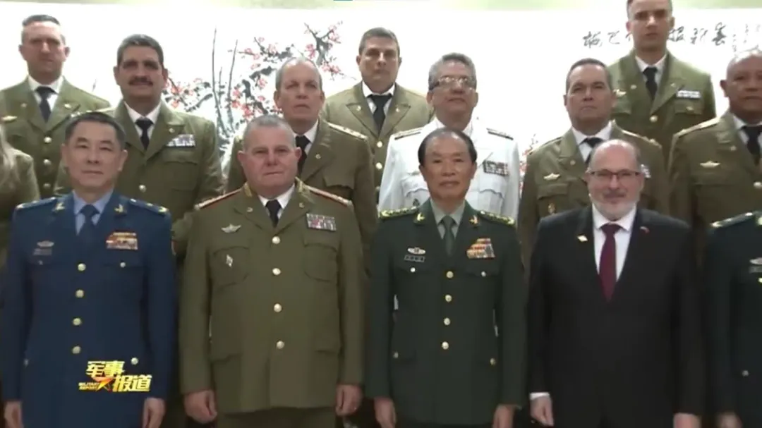 何衛東(前排右二)曾會見到訪大陸的古巴軍事高層。(資料圖/翻攝央視)