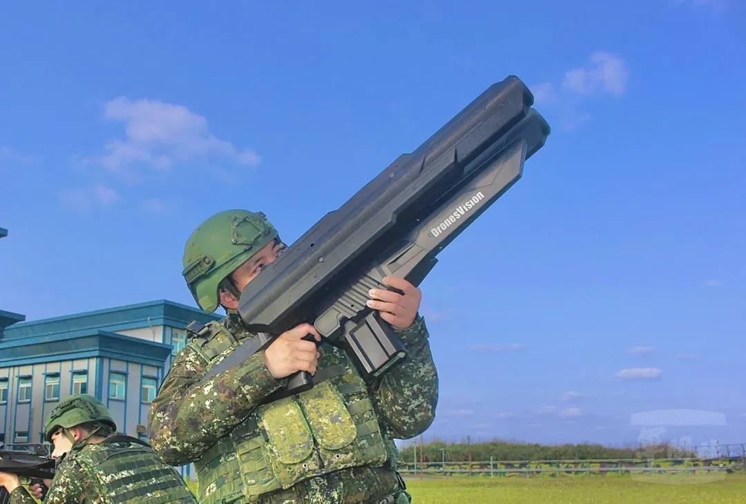國軍將繼續籌購可攜式無人機反制系統。(圖/軍聞社)
