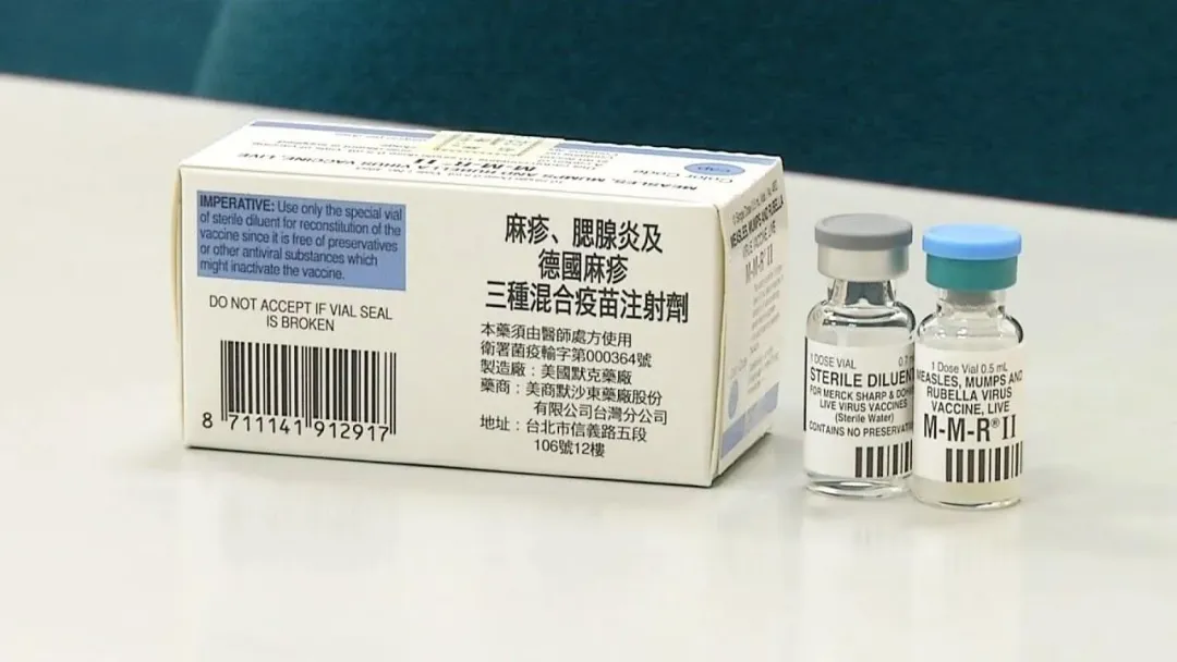 陳敬倫提到,水痘疫苗和麻疹疫苗(MMR)皆由粉劑和水劑組成,須先混合均勻再接種。(圖/翻攝自臉書臭寶爸 - 兒科陳敬倫醫師)