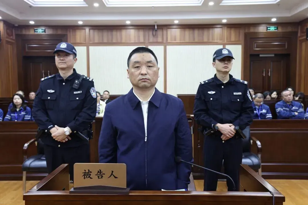 大陸貴州省修文縣前縣長管慶良（中）收賄案一審開庭。（圖／翻攝微博）