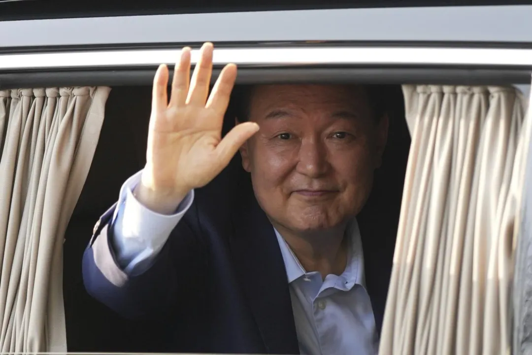 尹錫悅抵達私宅時向群眾揮手致意。(圖/美聯社)