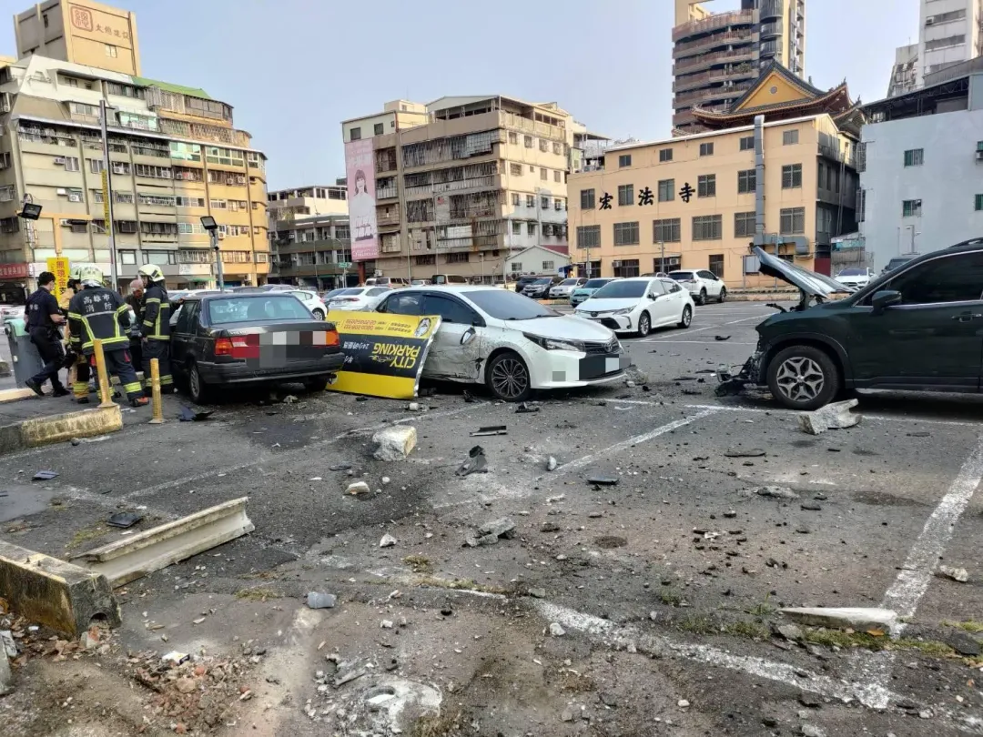 高雄新興區一輛VOLVO轎車撞進停車場，波及2車，2人受傷。（圖／翻攝畫面）
