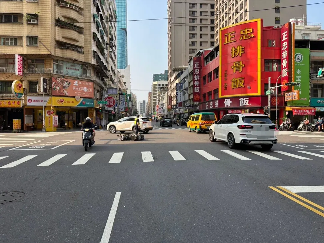 高雄新興區一輛VOLVO轎車撞進停車場，波及2車，2人受傷。（圖／翻攝畫面）