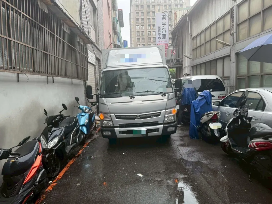 三重狹窄巷內貨車倒車,竟撞倒路人致斷3肋骨 。(圖/翻攝畫面)
