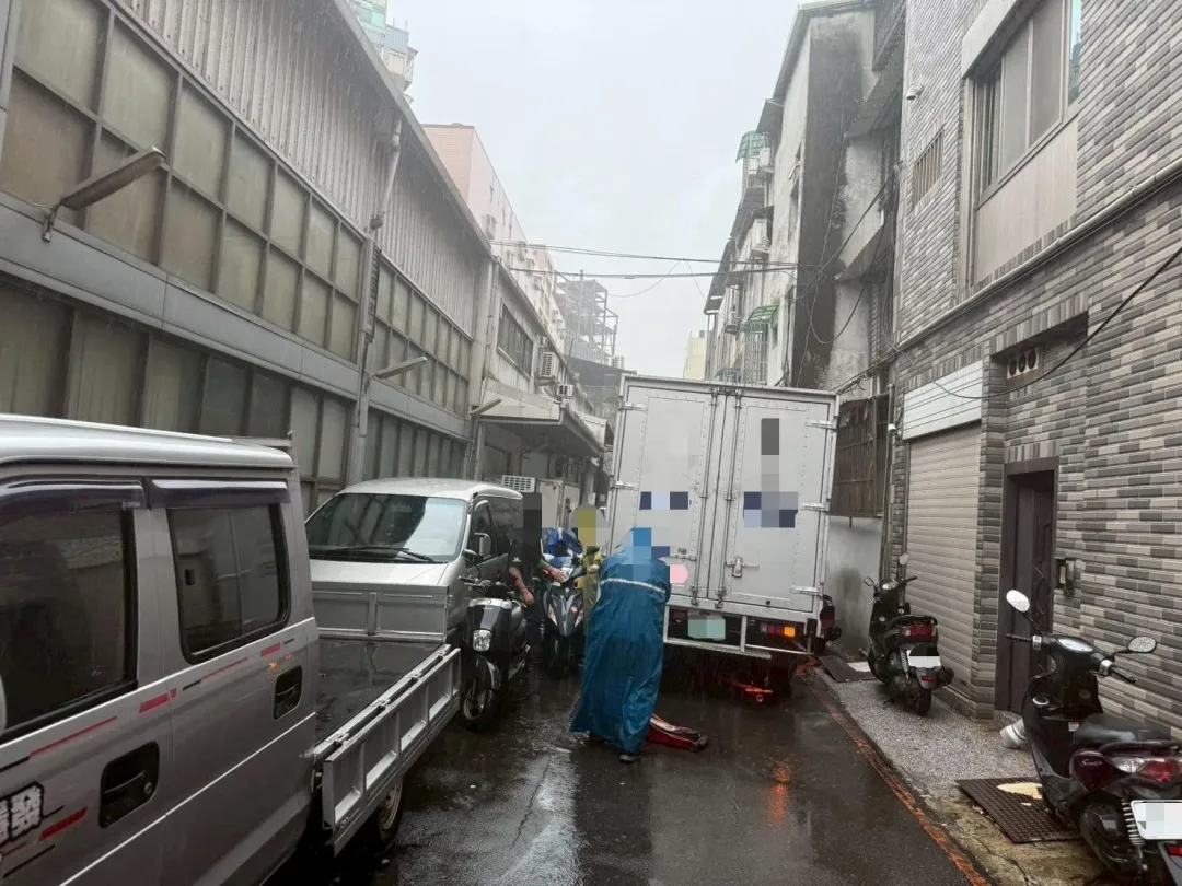 三重狹窄巷內貨車倒車,竟撞倒路人致斷3肋骨 。(圖/翻攝畫面)