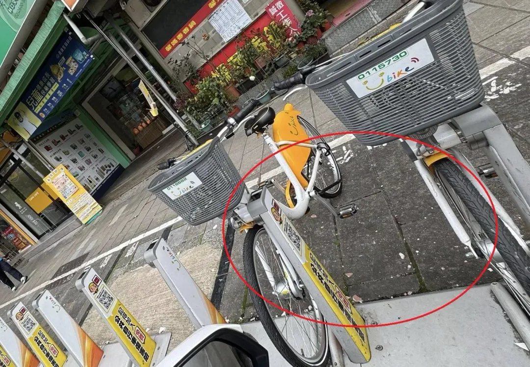 新北林口區文化2路1段附近疑出現磁磚剝落，新北市工務局已獲報處理中。（圖／翻攝自Facebook@林口大家庭LinKou-Family）