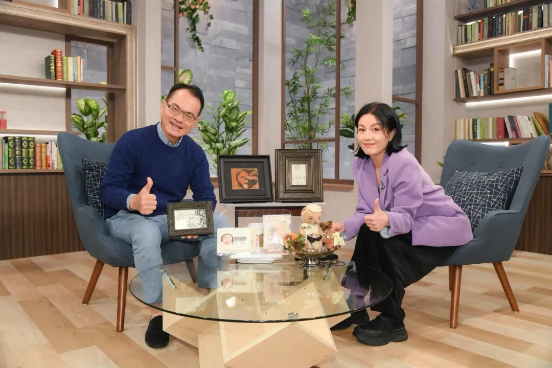 主持人鄭弘儀與苗可麗。（圖／三立提供）