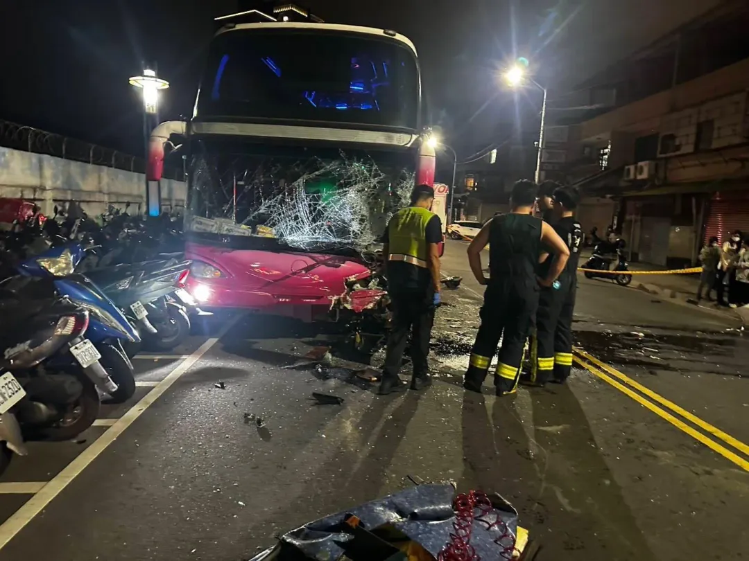 今（12）日下午6時08分，新北市泰山區貴陽街明志路三段路口，發生一輛遊覽車與汽車發生車禍。（圖／民眾提供）