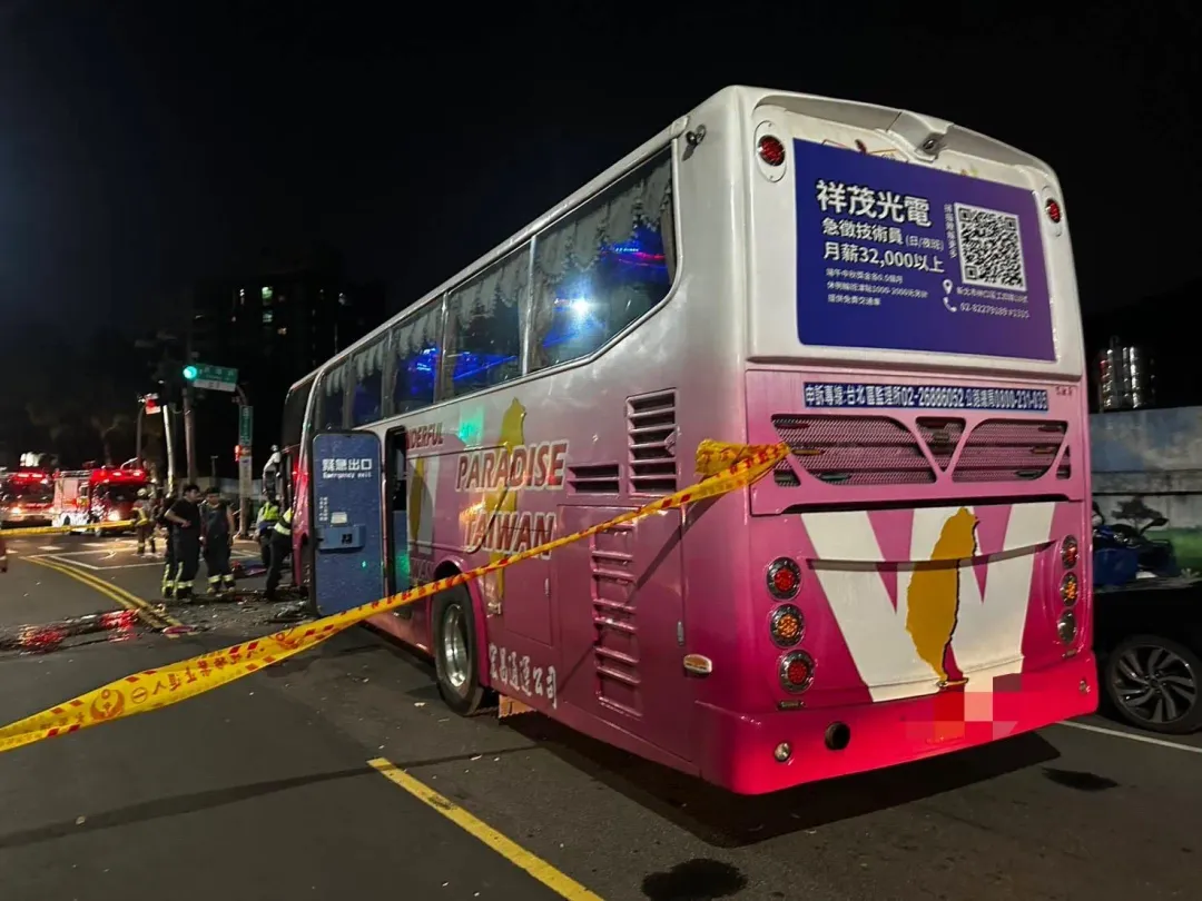 今（12）日下午6時08分，新北市泰山區貴陽街明志路三段路口，發生一輛遊覽車與汽車發生車禍。（圖／民眾提供）