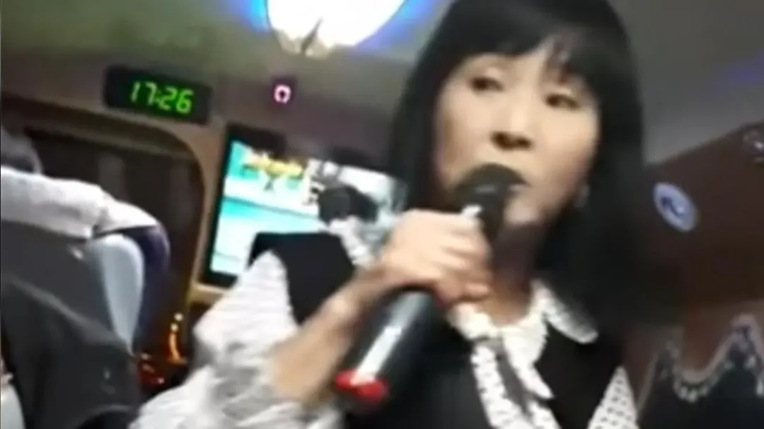 馬妞在遊覽車上賣內褲。(圖/翻攝自YouTube)