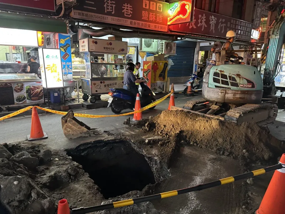 北市士林區驚現「大坑洞」 警圍封鎖線，工務局緊急修補中。（圖／翻攝畫面）