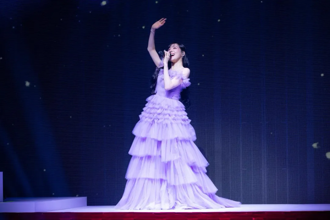 Tiffany高唱少時金曲〈Light Up The Sky〉。（圖／中天新聞）