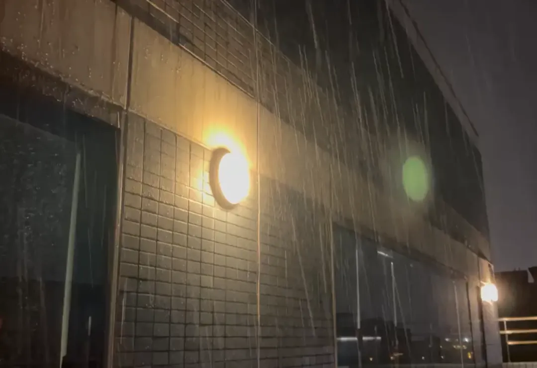 昨晚暴雨夜襲全台灣,不少地方淹水。(示意圖/中天新聞)