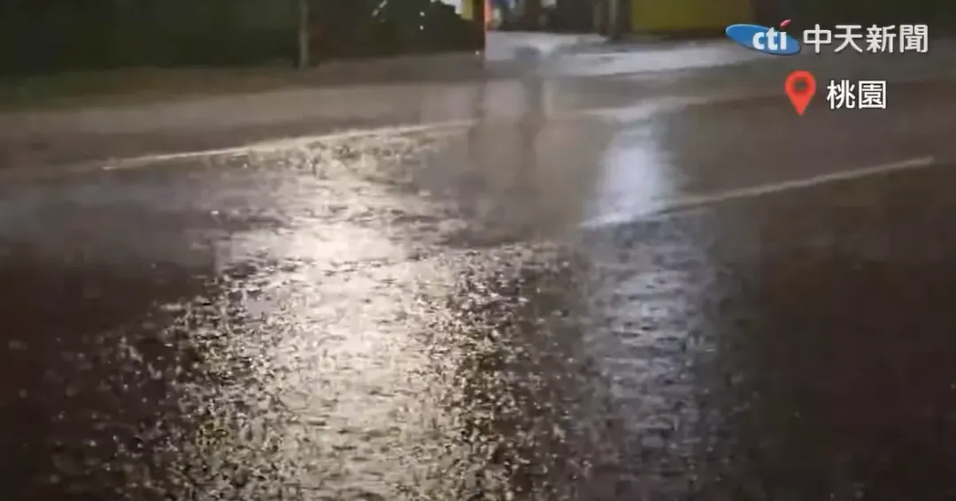 桃園昨日晚間降下大暴雨，多處路段積水。（圖／中天新聞）