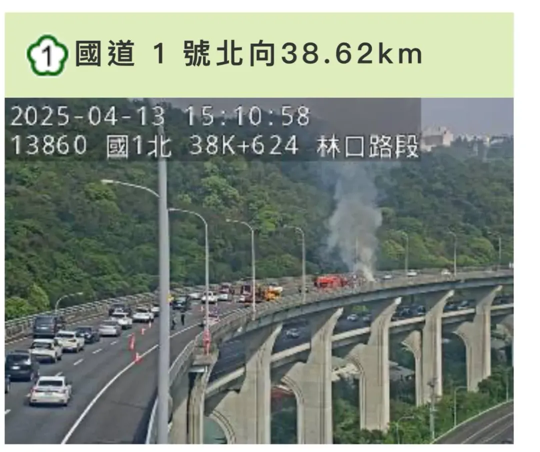 五楊高架火燒車事故導致後方車流回堵2公里。(圖/翻攝自高速公路1968)