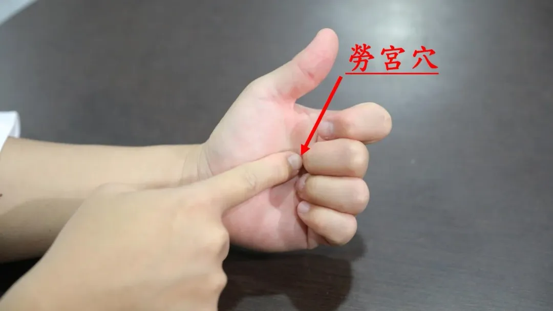 民眾可透過穴道按摩來促進末梢血液循環,如按摩手掌的勞宮穴和腳底的湧泉穴,能有效改善手腳冰冷的情況。(圖/花蓮慈濟醫院)