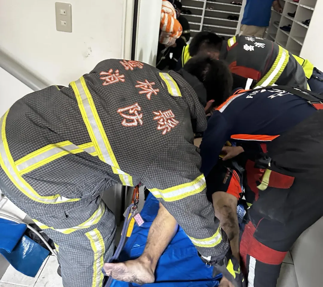 13日下午3點28分，雲林縣斗六市一間食品工廠發生一起工安意外，2名外包員工在查修管線的過程中，疑似沼氣中毒OHCA。（圖/雲林縣消防局提供）