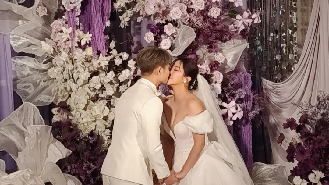 賴慧如身穿深V婚紗甜吻劉家銘。（圖／記者郭竹倩 攝）