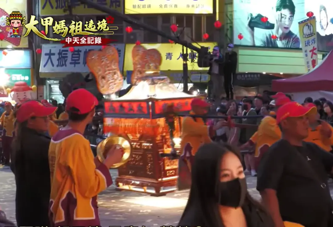 鎮瀾宮大甲媽祖13日回鑾準備進行安座儀式，鎮瀾宮周邊擠滿接駕信徒。（圖／中天新聞）