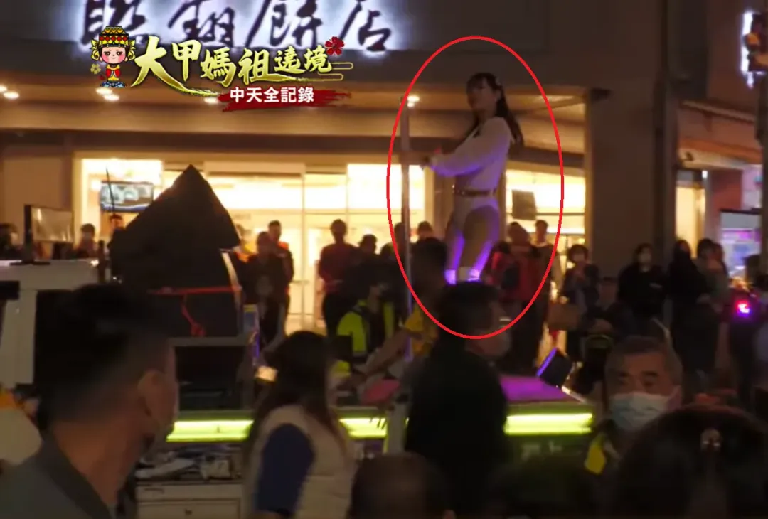 民間團體與各宮廟13日請來鋼管女郎從早熱鬧到天黑，盛大迎接大甲媽祖回鑾。（圖／中天新聞）