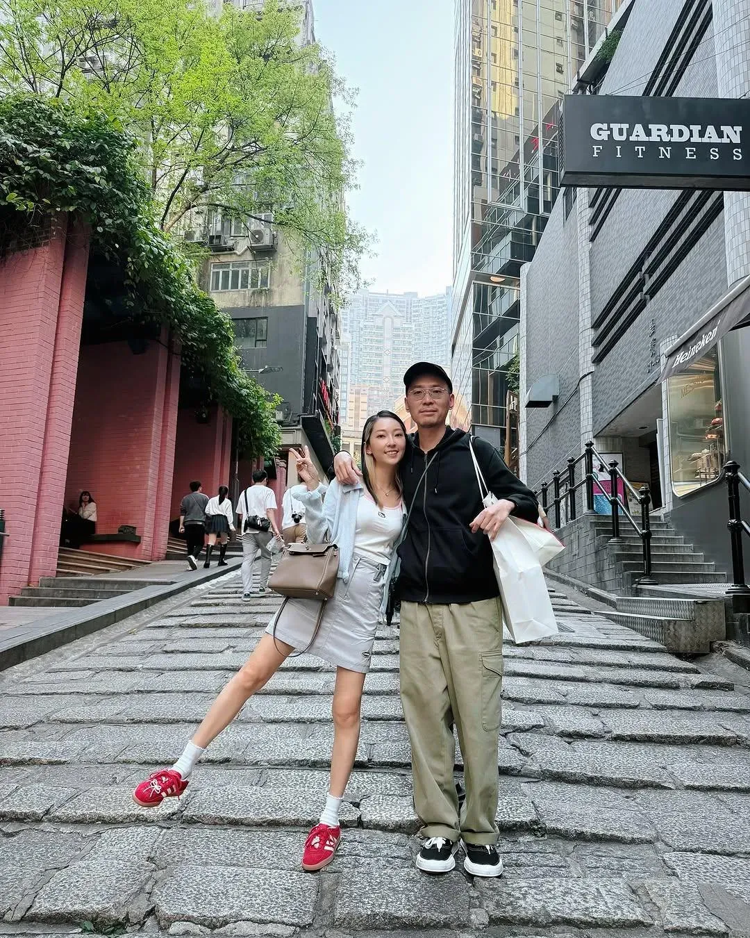 翁馨儀與張菲次子張少懷結婚育有一子一女。(圖/翻攝自hsinyiwong IG)