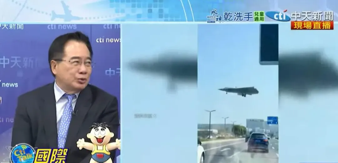 大陸有民眾拍到一架殲-36戰機低空飛越公路的畫面。(圖／中天新聞)