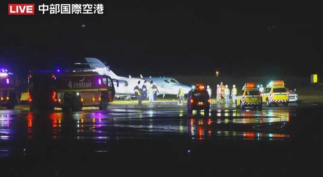 小飛機衝出跑道後，名古屋中部國際機場派出消防車待命。（圖／翻攝NNN）