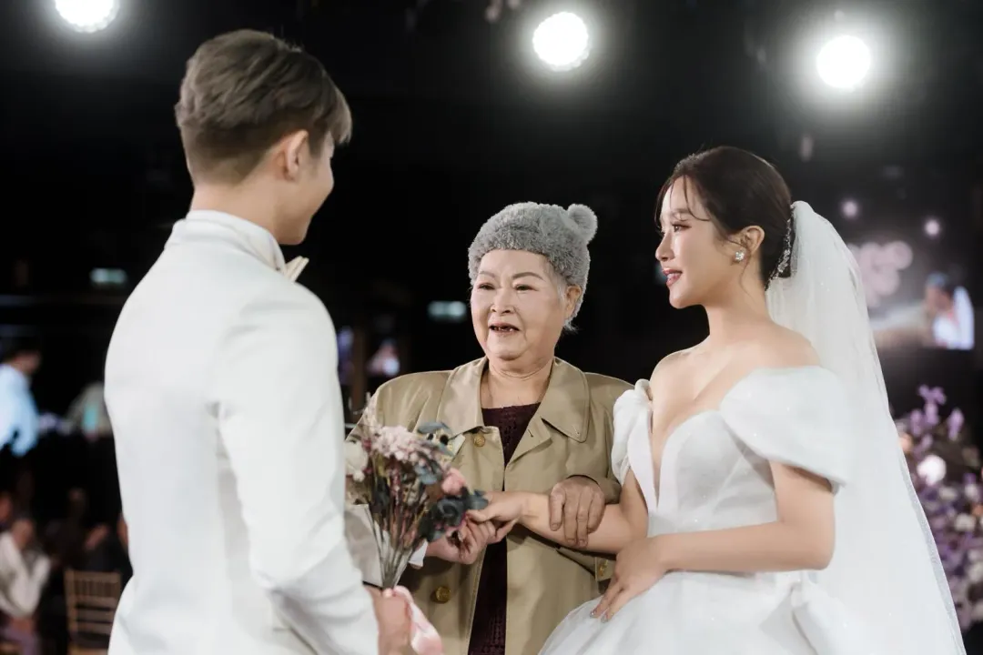 賴慧如的阿嬤(中)牽著她走紅毯。(圖/SJ Wedding鯊魚婚紗攝影提供)