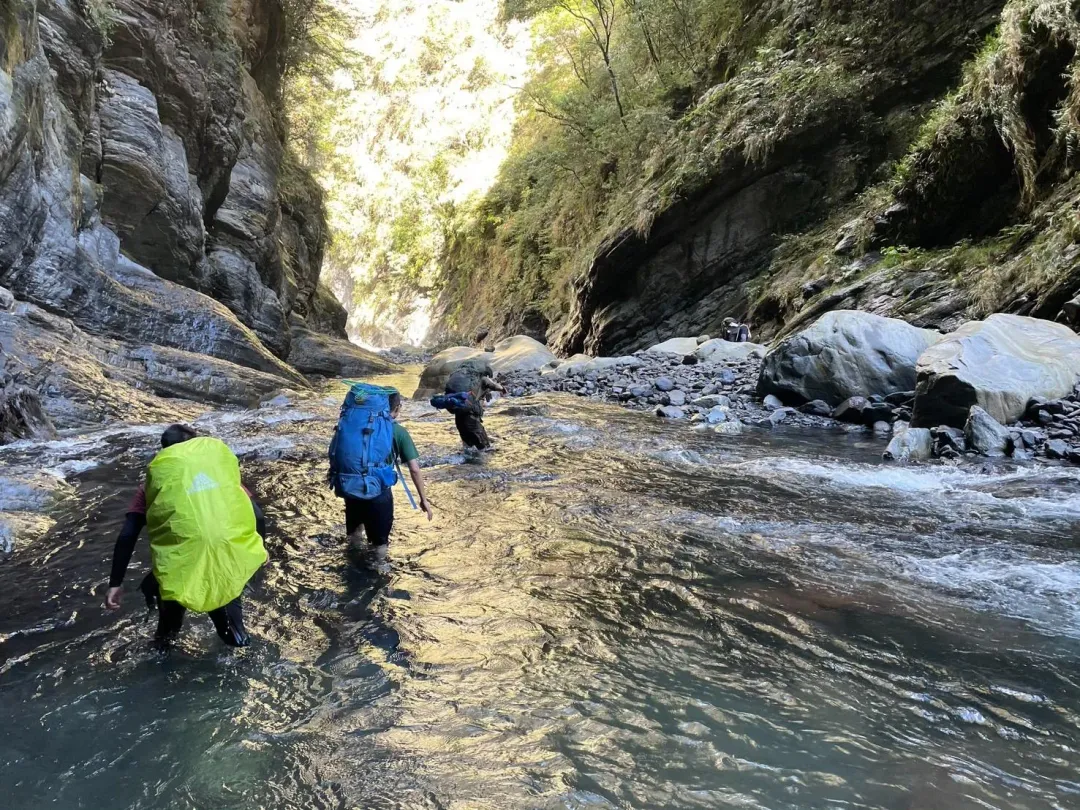 執行深山特遣勤務涉水前進。（圖／林業保育署台中分署提供）
