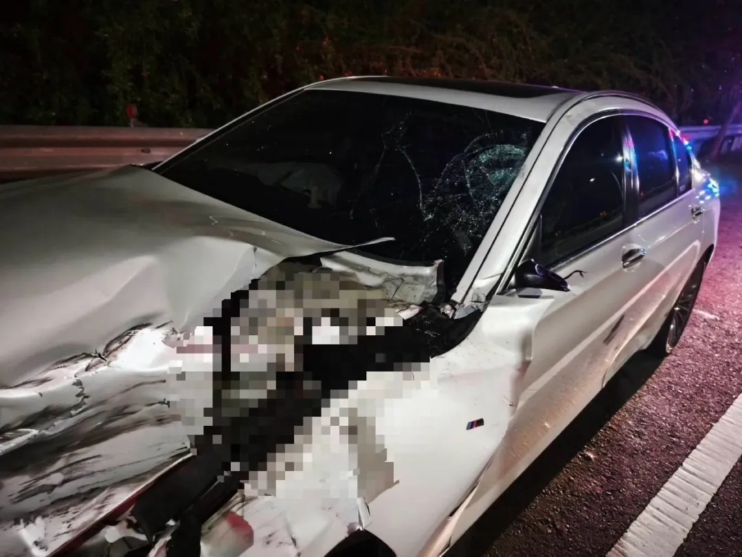 台南市12日晚間撞死人逃逸的吳姓清潔隊員座車半毀，被拖回警局，他14日上午10時由律師陪同到案。（資料圖／中天新聞）