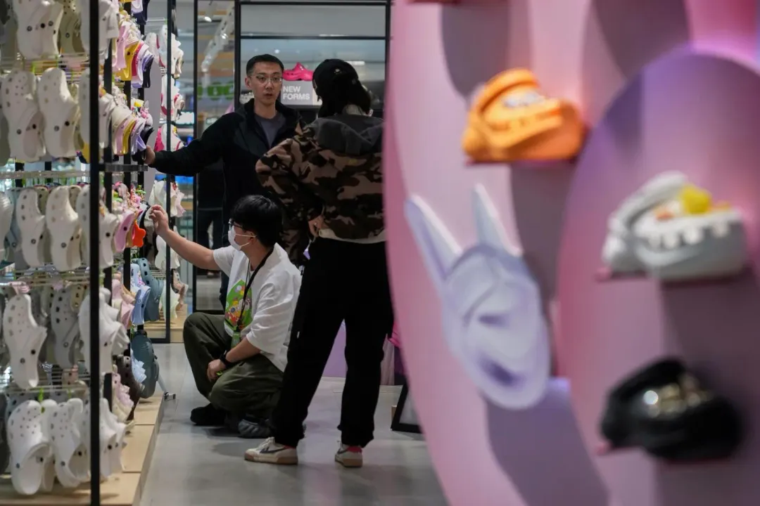 中國大陸一家卡駱馳（Crocs）門市。（圖/美聯社）