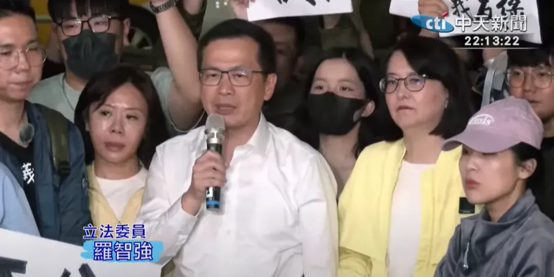 羅智強富北檢聲援罷綠團體。（圖／中天新聞）