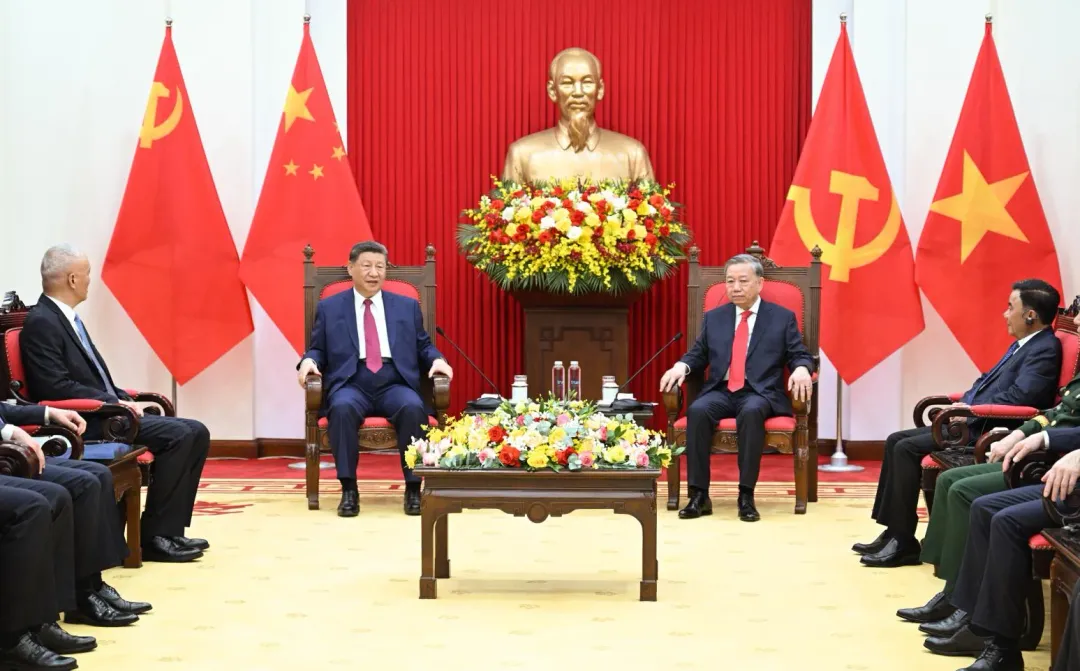 雙方會談前蘇林邀習近平進行小範圍茶敘。（圖／新華社）