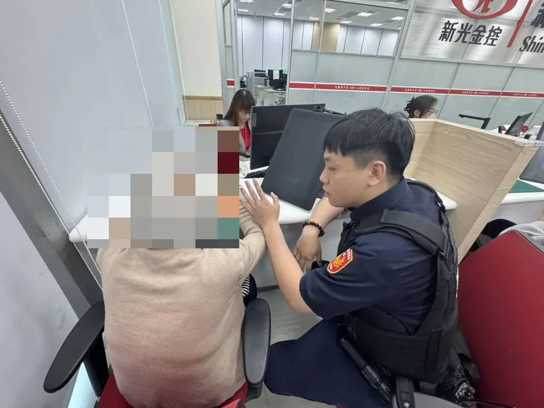 在員警努力下，婦人成功打消匯款念頭。（圖／警方提供）