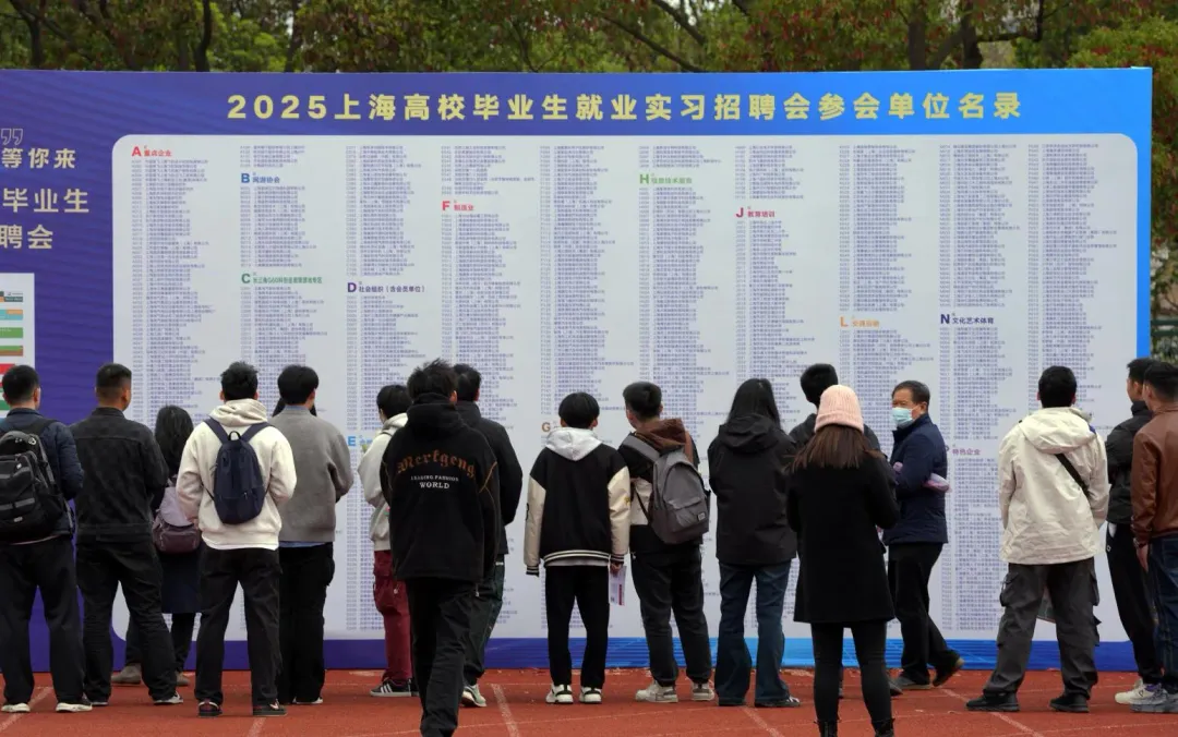 據估計，大陸多達2000萬人恐受到美出口猛降影響。圖為3月28日，求職者在了解招聘訊息。（圖／新華社）