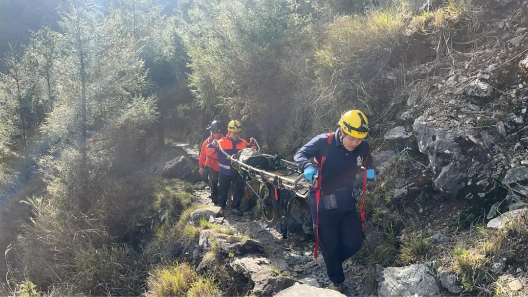 婦人登阿里山鄉玉山登山步道受傷。（圖／嘉義縣消防局提供）