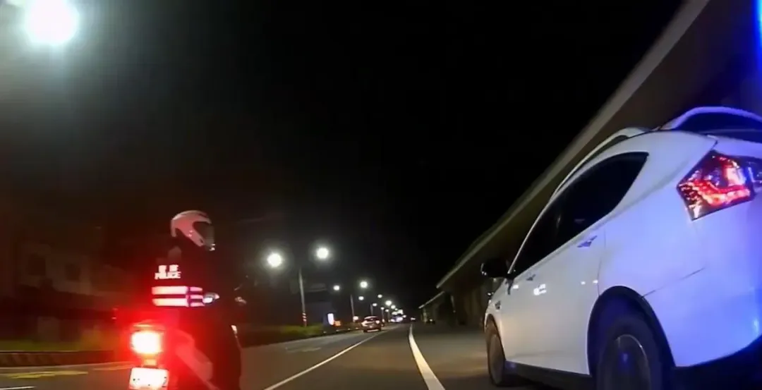警方上前攔查。（圖／警方提供）
