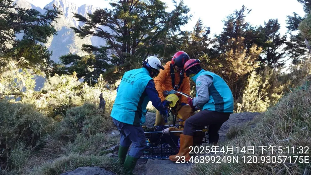 玉管處排雲山莊人員與消防人員協助傷者。（圖／嘉義縣消防局提供）