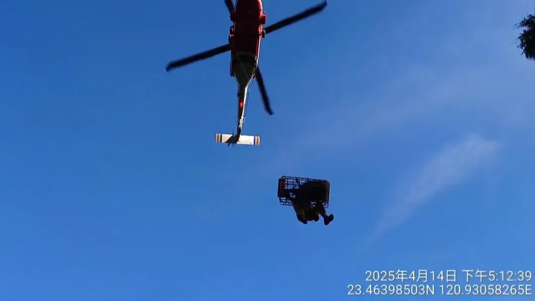 婦人登山摔傷空勤總隊直升機吊掛送醫。（圖／嘉義縣消防局提供）