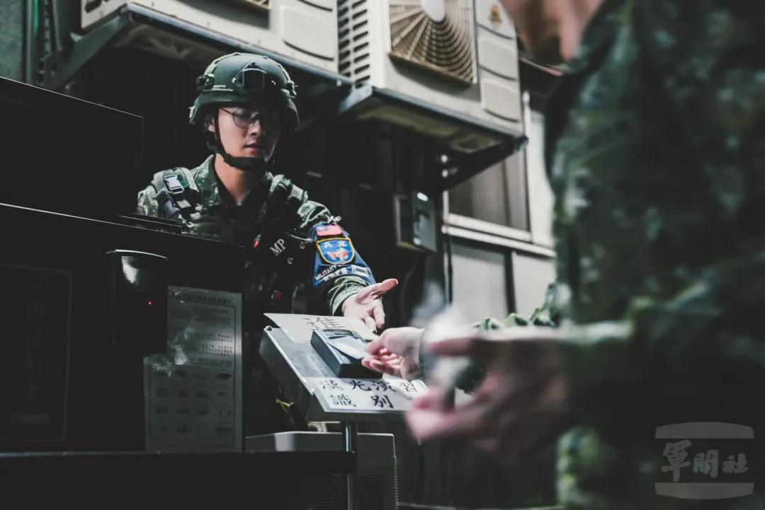 參演官兵夜間交接換班。(圖/軍聞社)