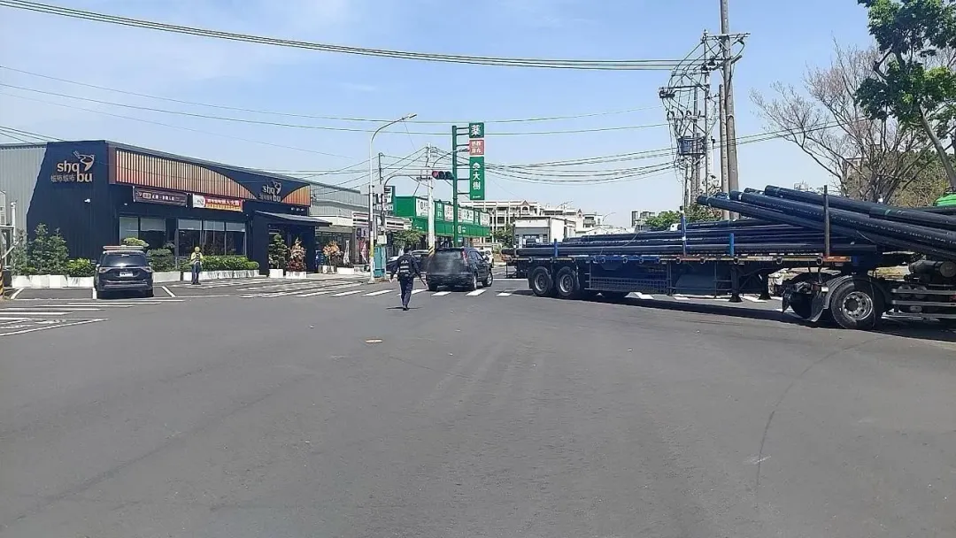蘇男駕駛曳引車裝載鋼管掉落，致影響交通情事，被處新台幣三千元以上一萬八千元以下罰鍰。（圖/警方提供）