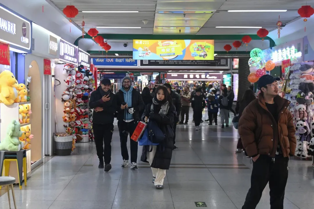 圖為今年2月，人們在義烏國際商貿城一區選購。（圖／新華社）